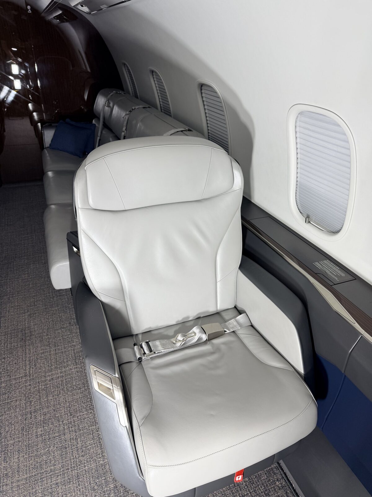 After: individual Challenger 350 club chair with clean leather, seatbelt, and sidewall presentation