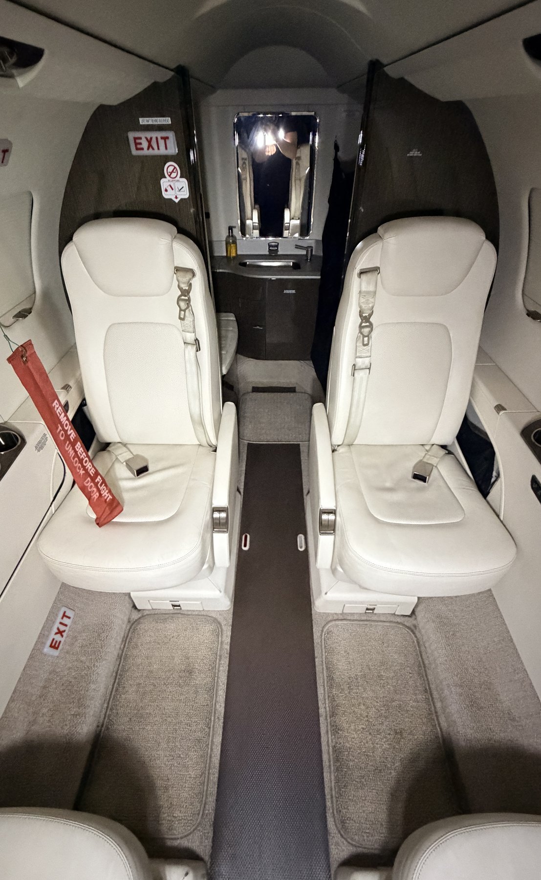 After: cabin aisle and removable carpet presentation after reset on Learjet 75