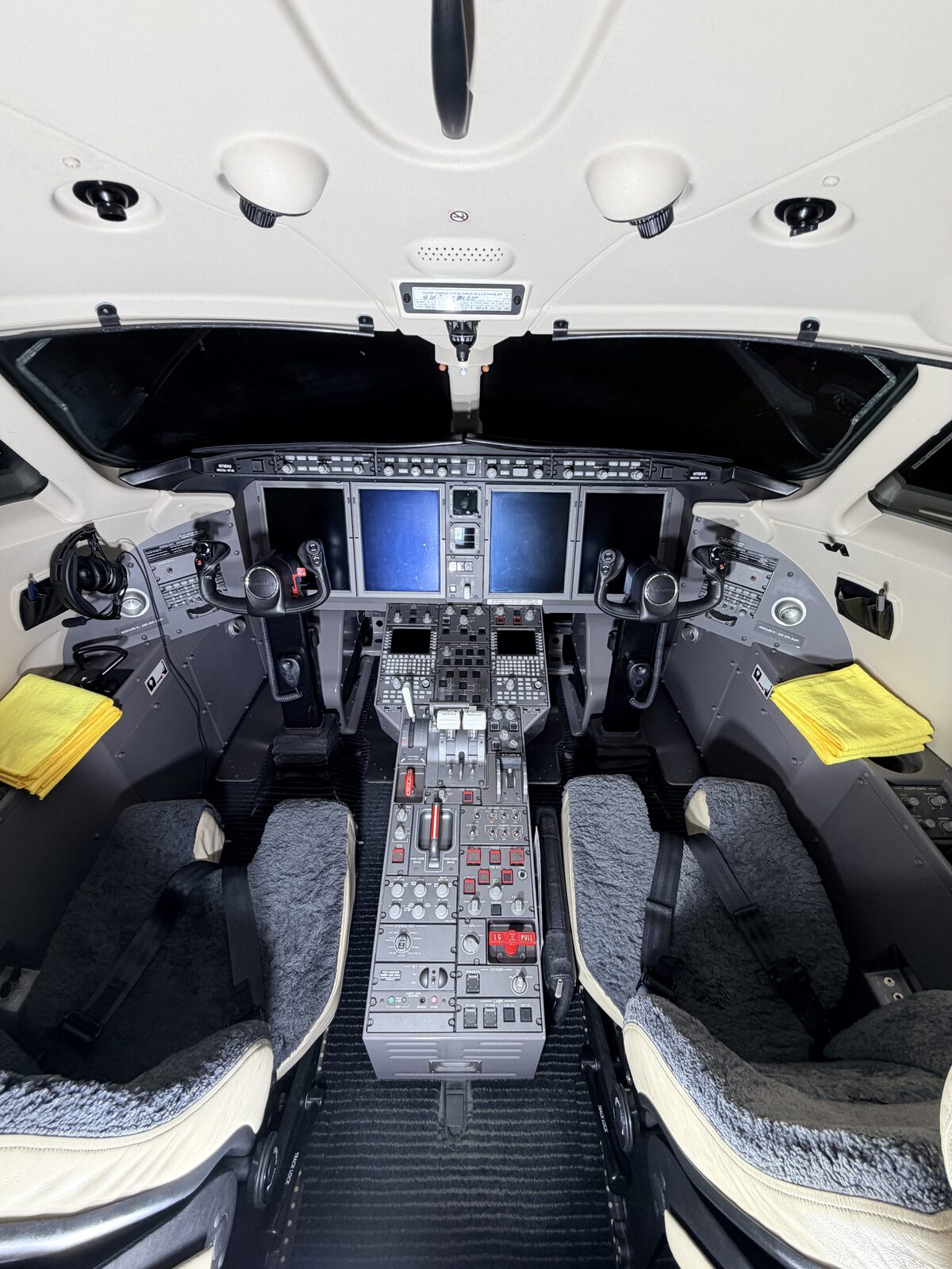 Bombardier Challenger 350 cockpit flight deck avionics displays pedestal yokes interior detailing