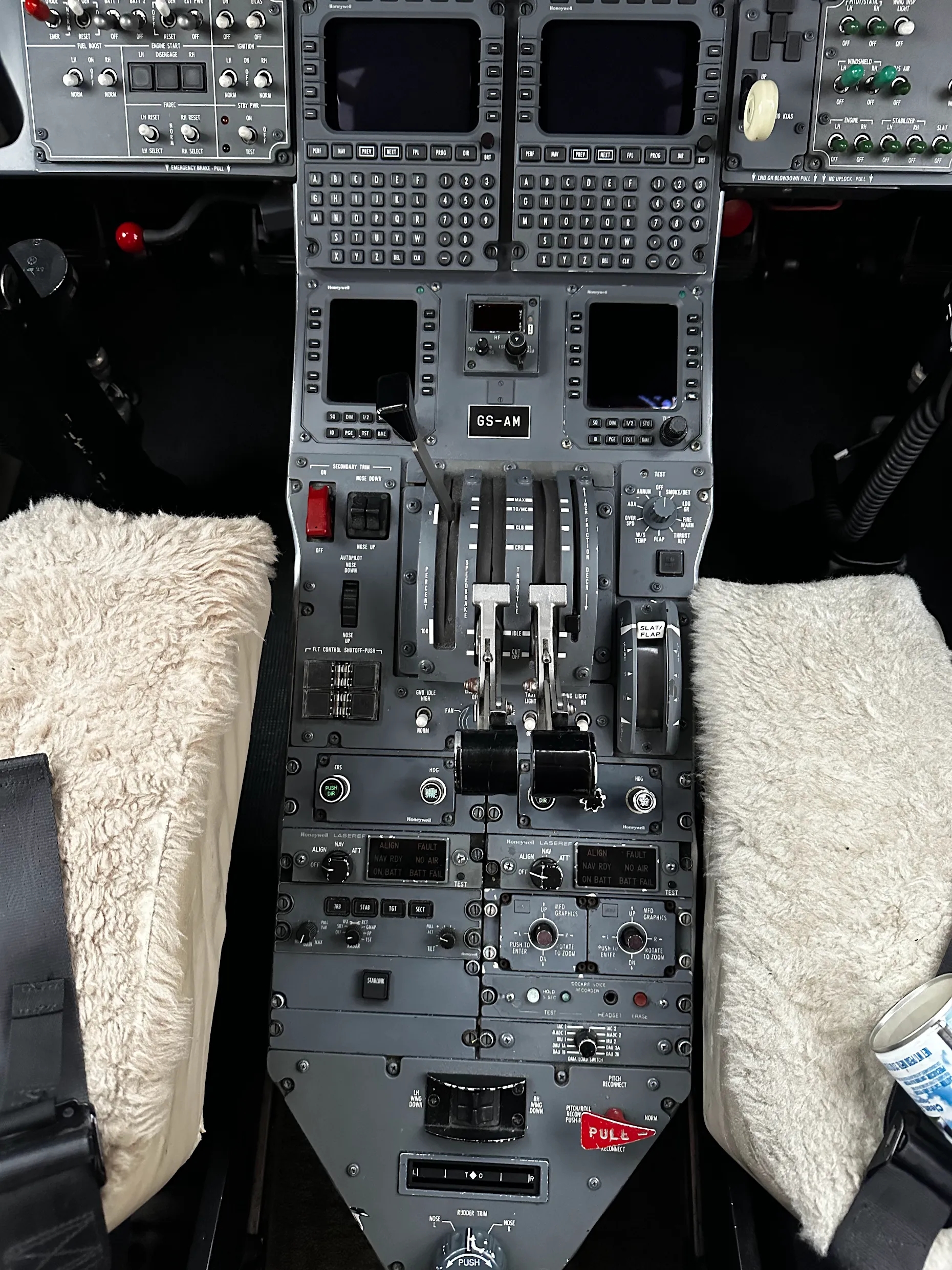 Chicago aviation detailing cockpit center console throttle quadrant and instrument panel - The Polished Hare
