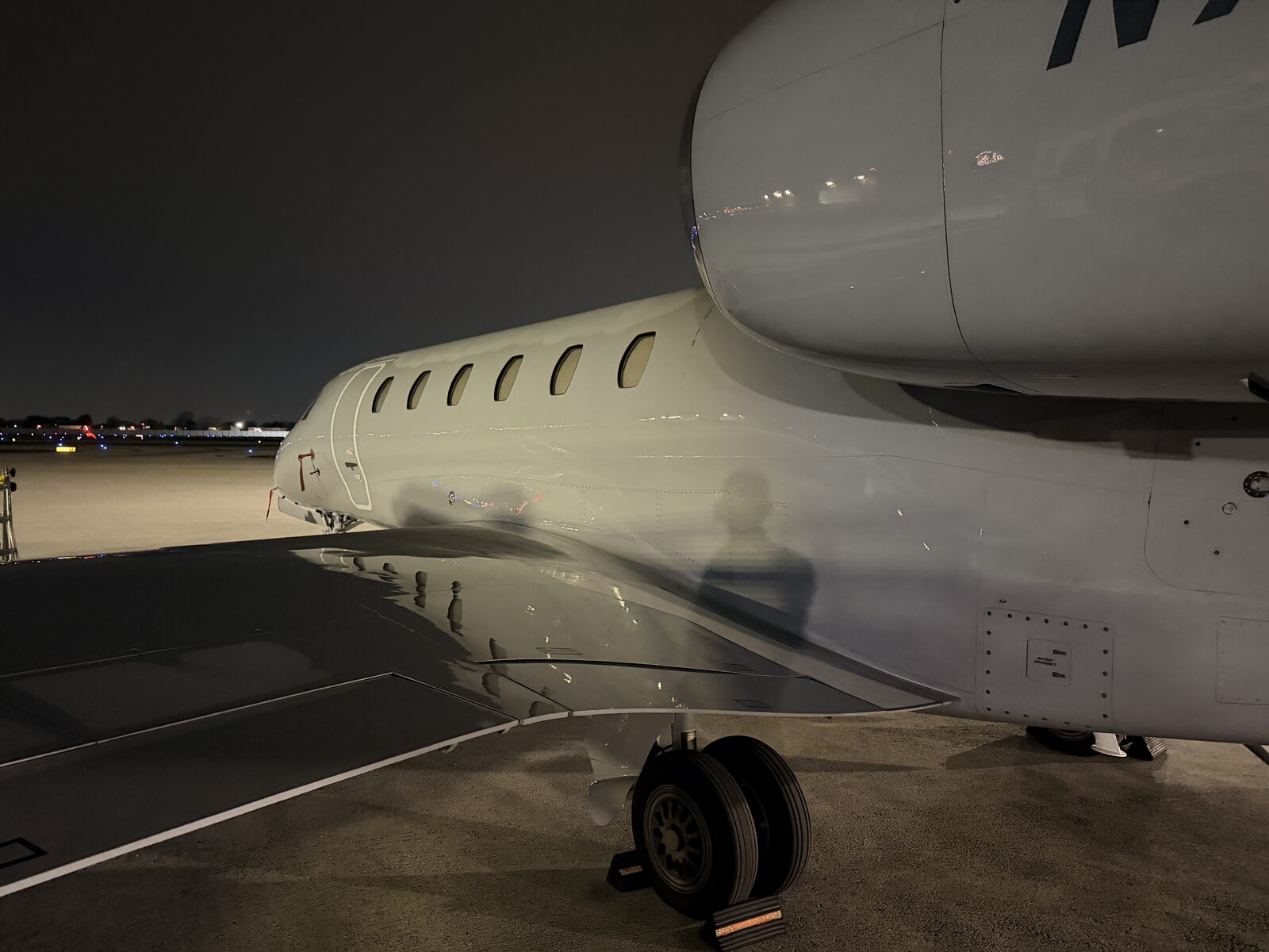 Cessna Citation X aft fuselage passenger windows mirror finish paint reflection main gear exterior detailing