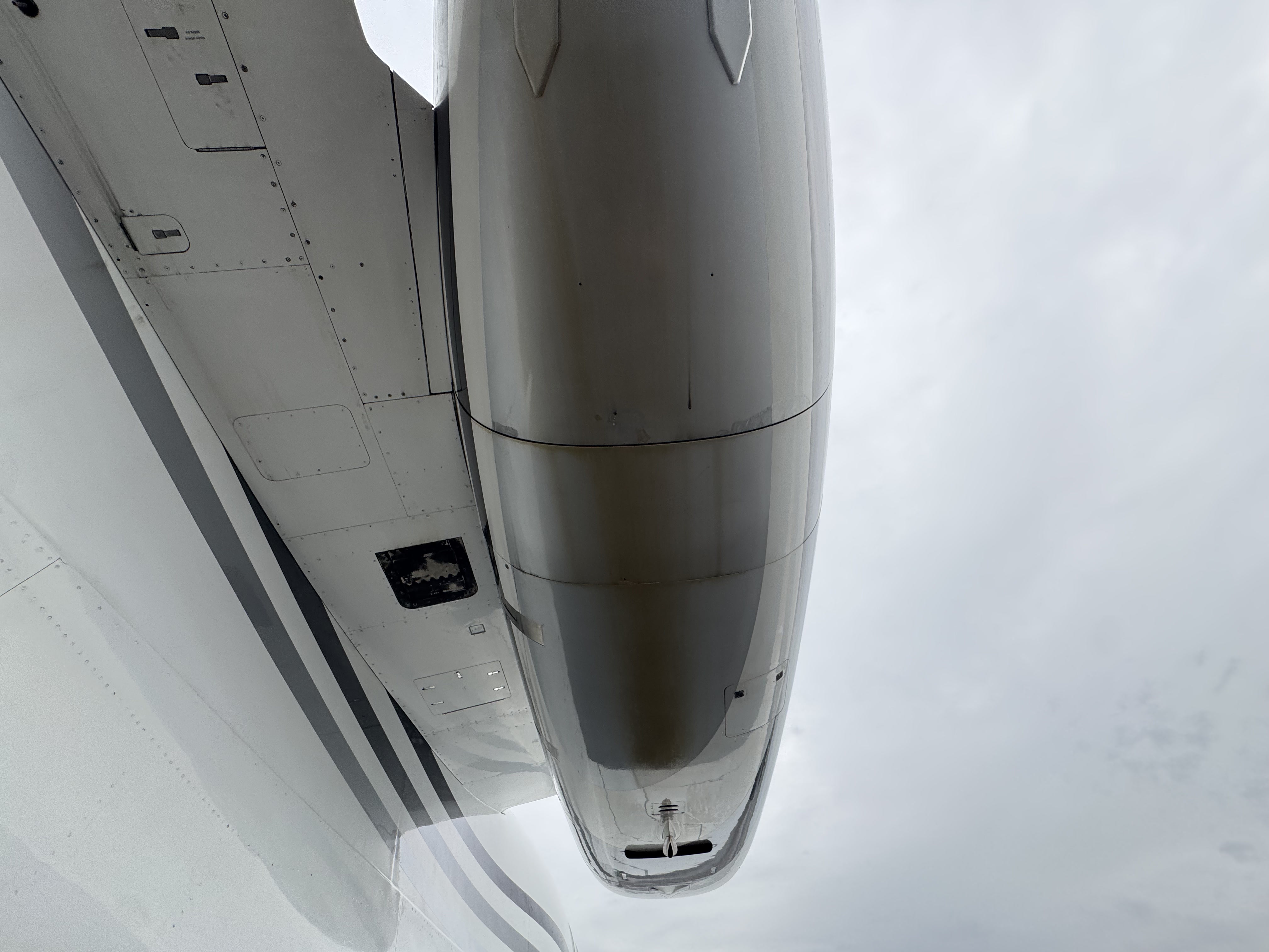 Heavy jet engine nacelle underside exterior cleaning