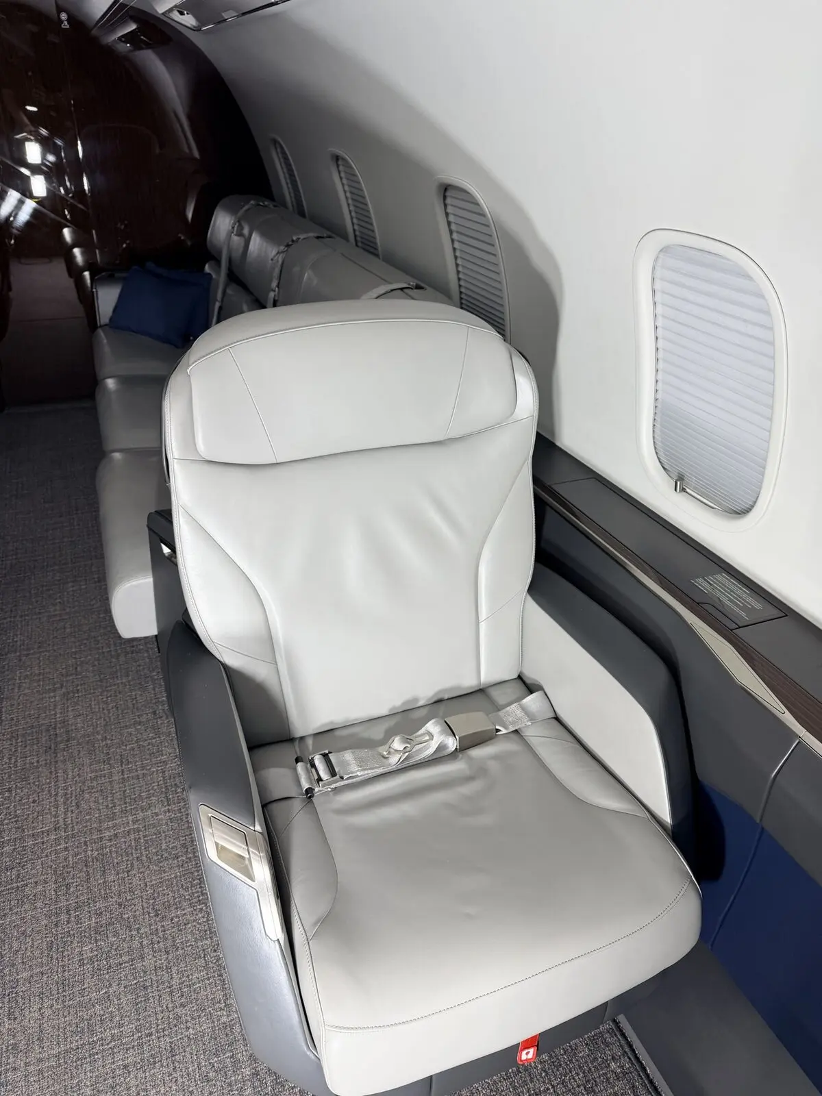 After: individual Challenger 350 club chair with clean leather, seatbelt, and sidewall presentation