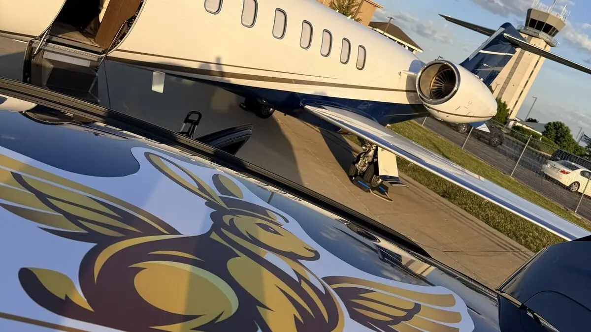 Mobile aircraft detailing at a Chicago-area airport